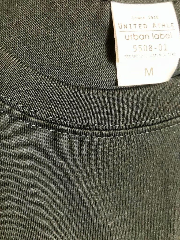 ビッグシルエットTシャツの首元のリブと縫い目