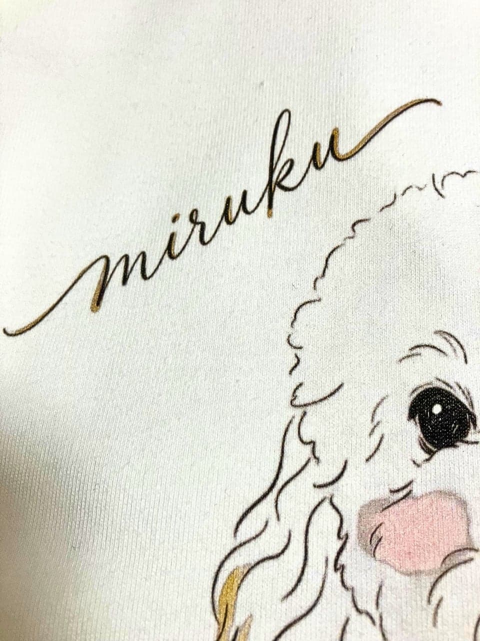 White に印刷された名前の部分を拡大したところ