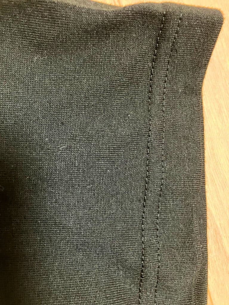 ビッグシルエットTシャツの袖口の縫い目と生地の織り