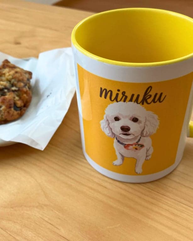 テーブルに置いた2トーンマグカップと焼き菓子。焼き菓子はお届けに含まれません